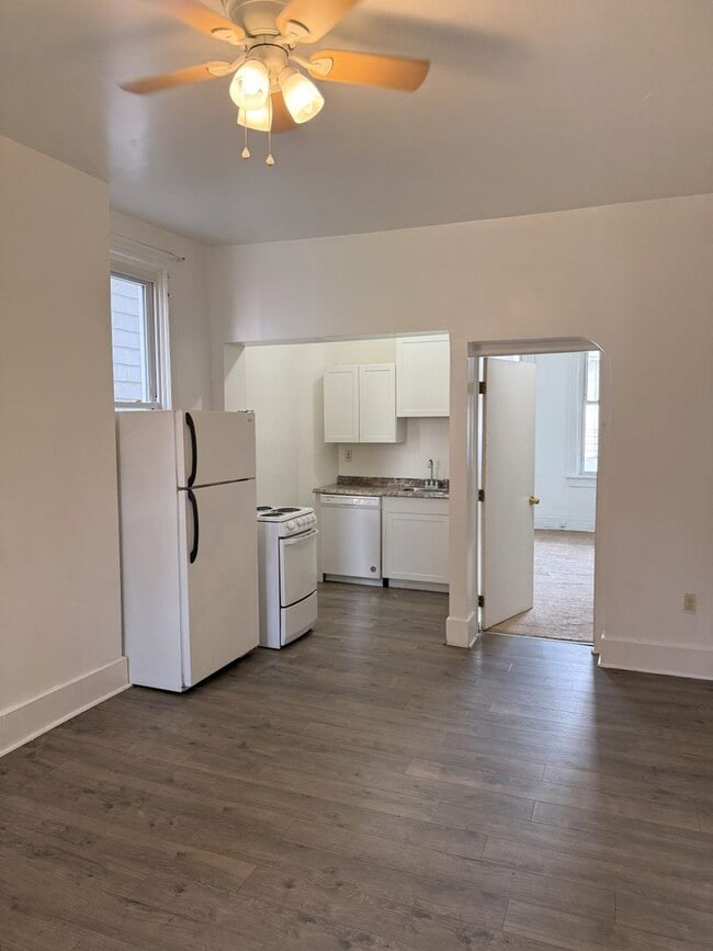 Building Photo - 374 Meyran Ave Unit all three floors Rental