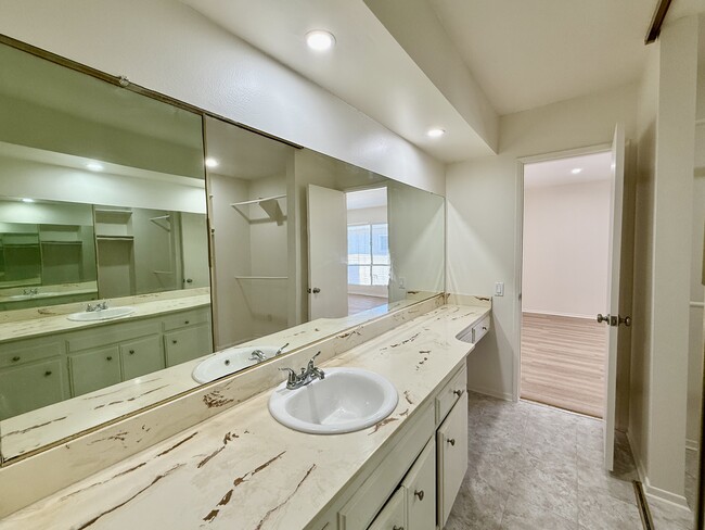 Photo - 5320 Zelzah Ave Unit 314