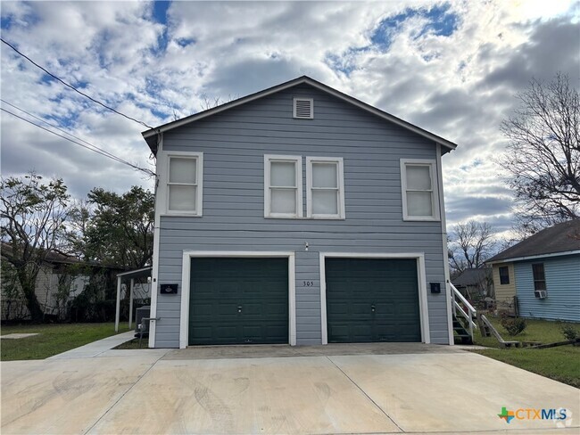 Building Photo - 305 E Sabine St Unit B Rental