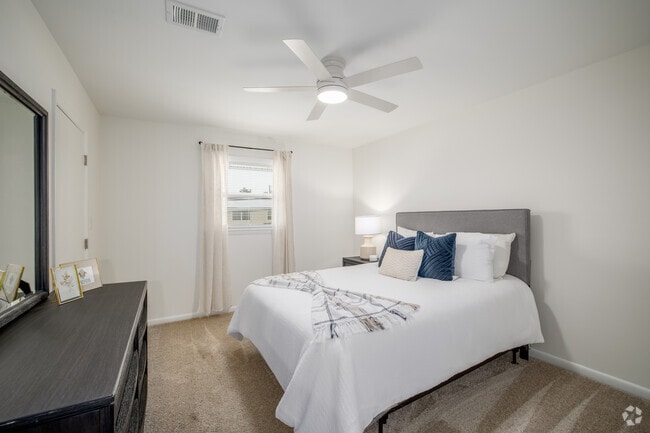 1BR, 1BA - 658SF - Bedroom