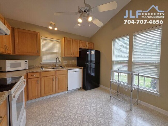 Photo - Beautiful 2 Bed/2 Bath Townhome in Charlot...