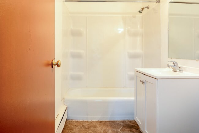 1409-07 Trailsway Bathroom - PMM + MS