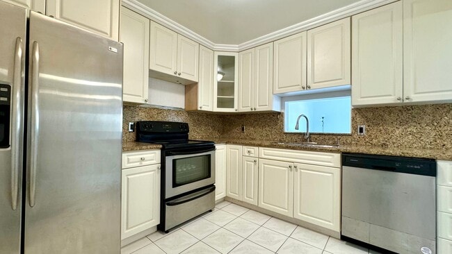 Kitchen - 130 S Shore Dr Unit #4B