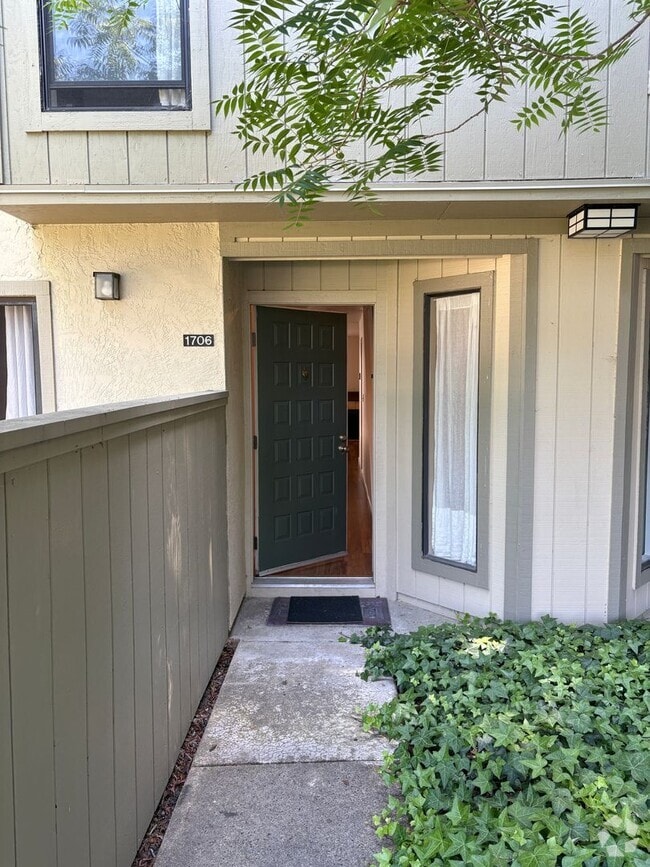 Building Photo - 2/2.5 Townhouse in Terrific Walnut Creek L...