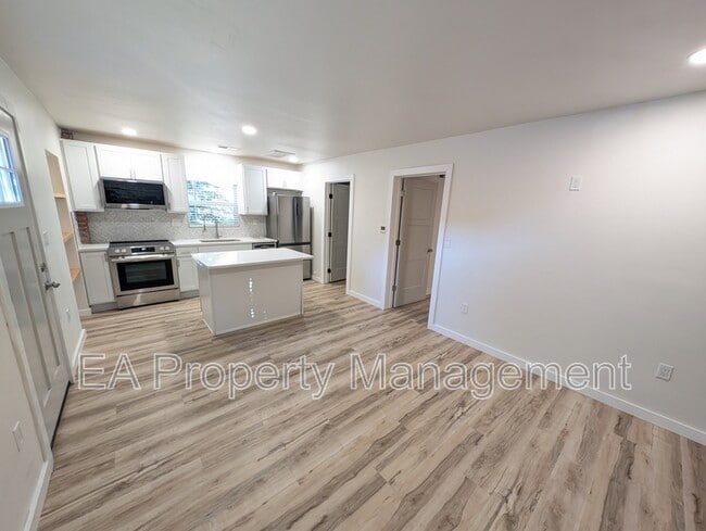 Photo - 810 13th St NW