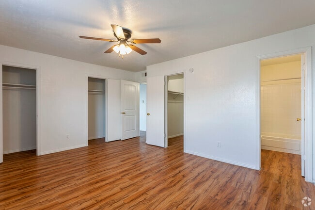 2BR,2BA - 1100SF B2 - Bedroom