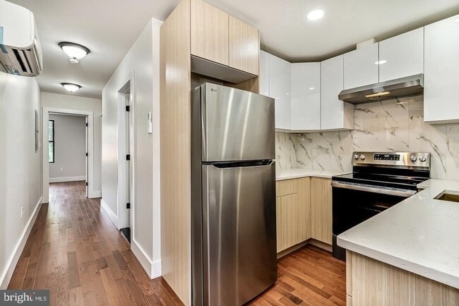 Photo - 182 E Huntingdon St