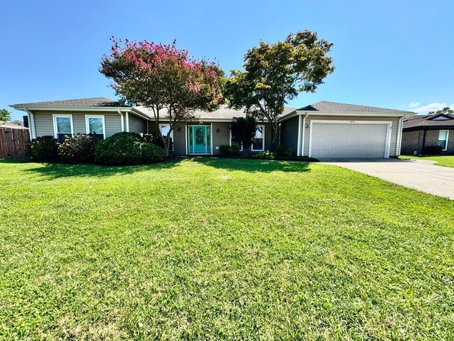 Building Photo - A Ranch Home In Great Neck!  Ready NOW!  P...