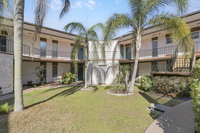 Photo - 7 W Greenway Dr Unit 202