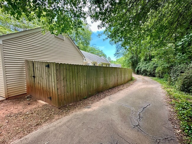 Photo - Charming 3 Bedroom Home - Fenced In Back Yard