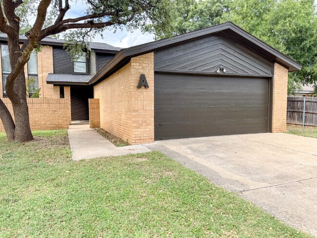 Building Photo - Updated 2-Story Duplex!