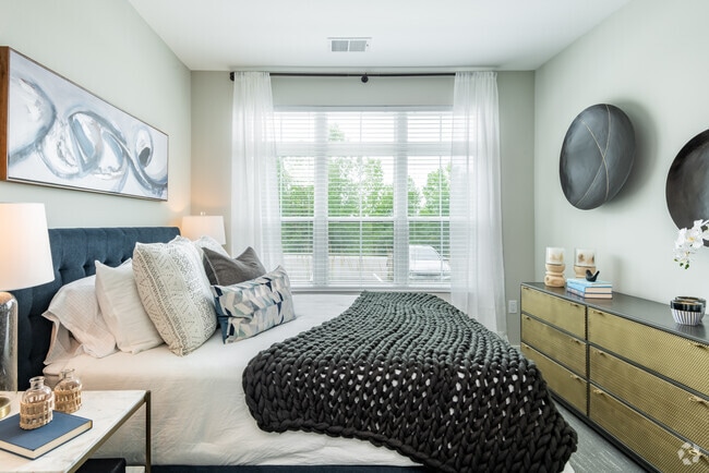 Dormitorio principal con vistas panorámicas, plano de planta B2 | Velo Village | Apartamento en Franklin WI - Velo Village Apartments