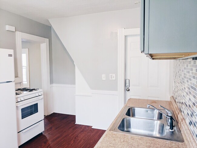 Kitchen - 2197 W 32nd St Unit 4