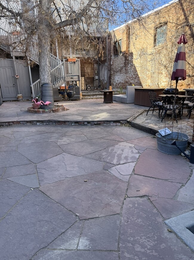 Building Photo - 140 W 1st St Unit F