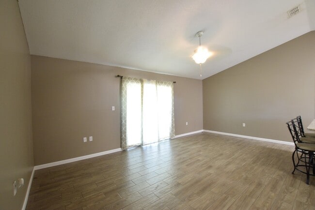 Photo - 870 Farrington Dr