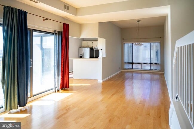 Building Photo - 104 Roberts Ln Unit 401