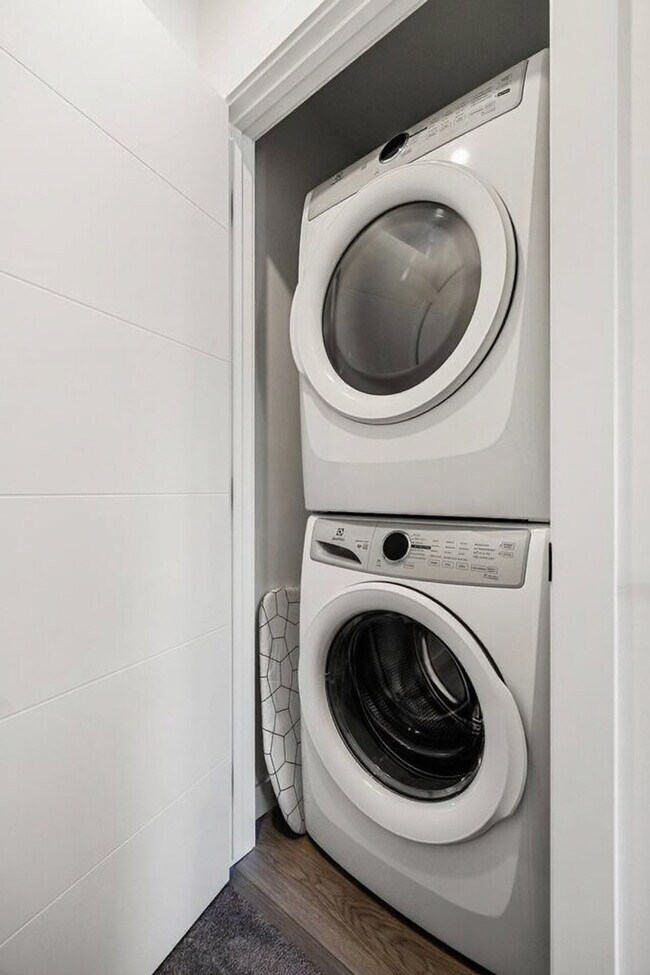 Photo - 2231-2281 81 St S W Unit SI ID1314560P