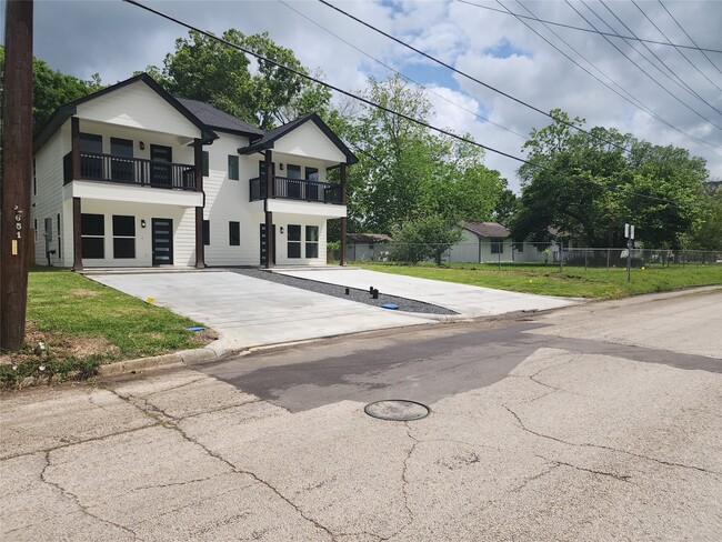 2651 Beaumont Ave