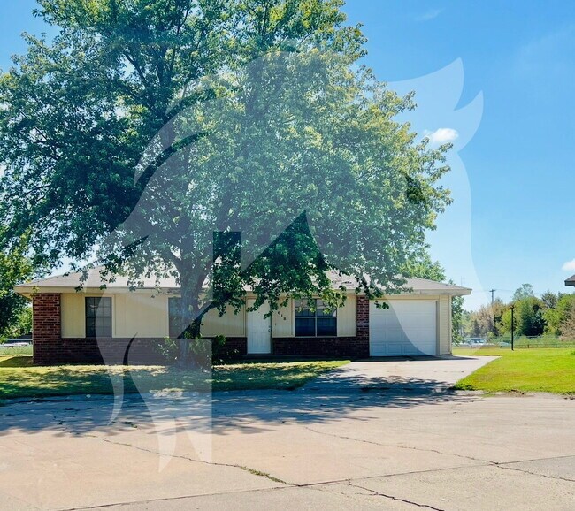 Building Photo - "Charming 3-Bed Home with Attached Garage ...