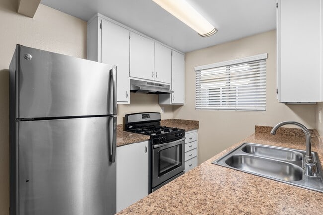 Building Photo - Menlo Pointe