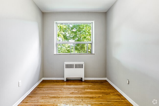 2BR, 1BA - 730SF - Bedroom