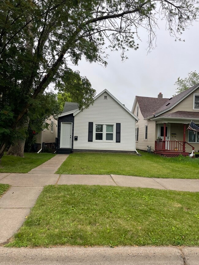 Frente de la casa frente a S 61st Ave W. Estacionamiento en la parte trasera. - 220 S 61st Ave W