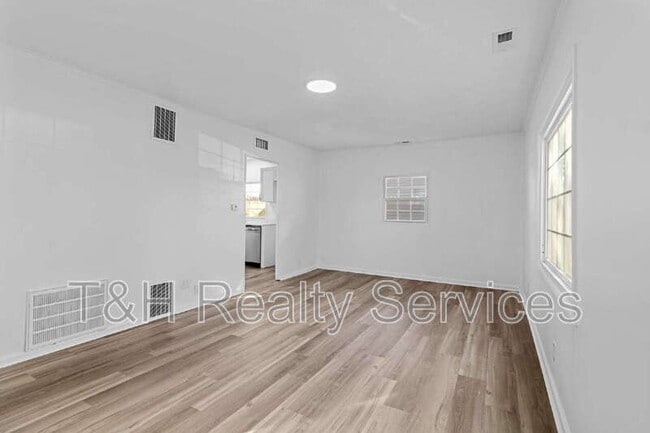 Photo - 2233 St Paul St