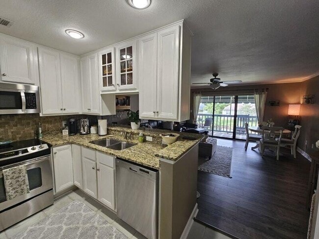 208 Westlake Ct