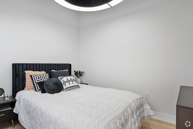 1BR, 1BA - 750SF - Bedroom