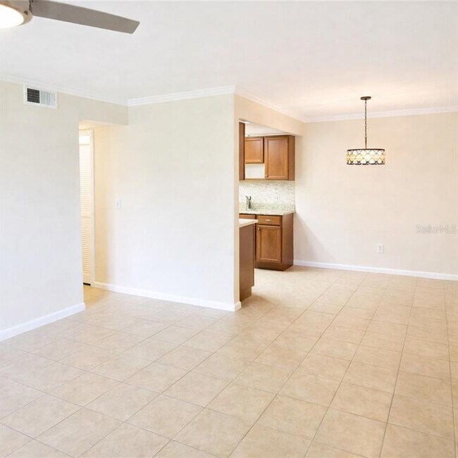 Photo - 5273 Vineland Rd Unit 103