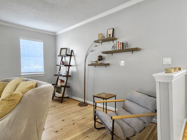 reading area / living room - 7900 Elderberry Cir
