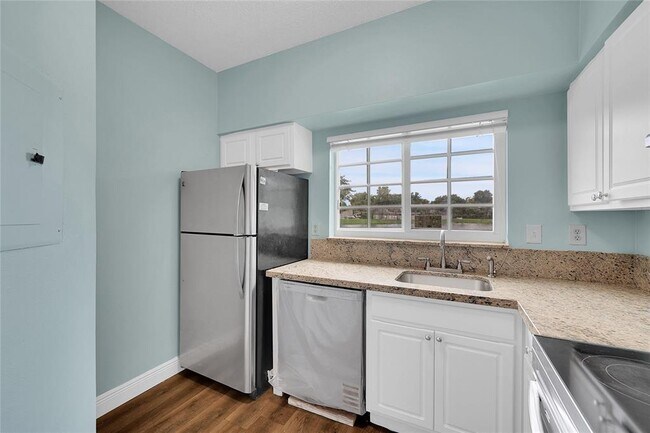 Building Photo - 2331 NW 96th Ter Unit 17N Rental
