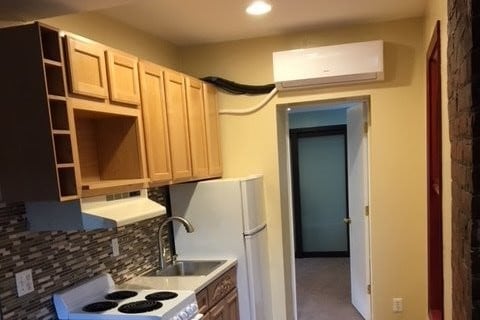 Galley kitchen - 658 W Forest Ave Unit 3