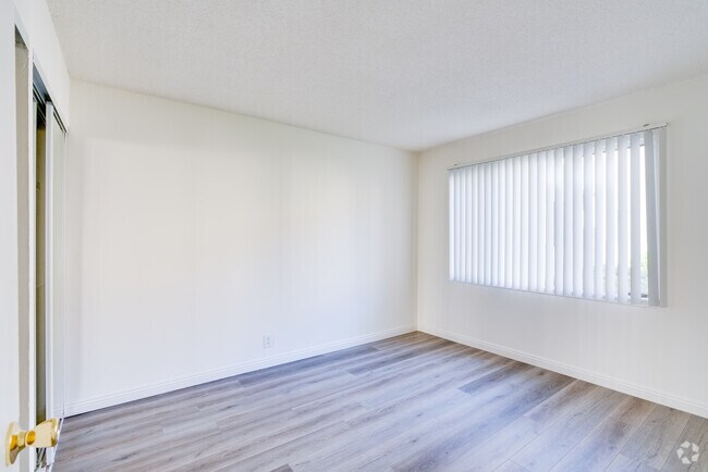 2BR, 1BA - 800SF