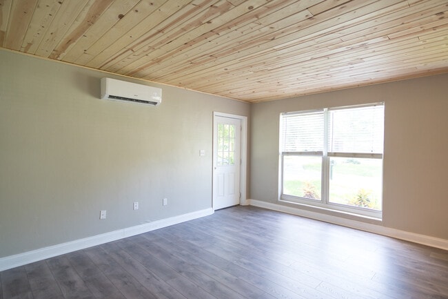 Sala de estar/Puerta principal - 243 Ravenswood Dr