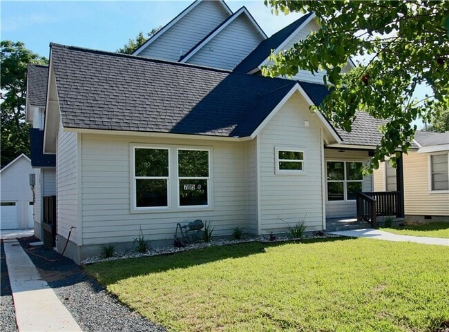 Building Photo - 705 Harris Ave Unit #C