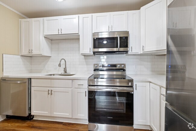 3BR, 2BA - 1,100SF - Kitchen - The Vue @ 322