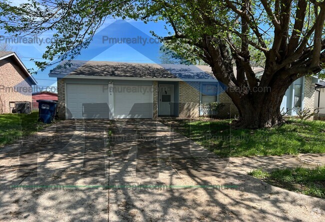 Building Photo - COMING SOON!!! Charming 3 Bed 1.5 Bath in ... Rental