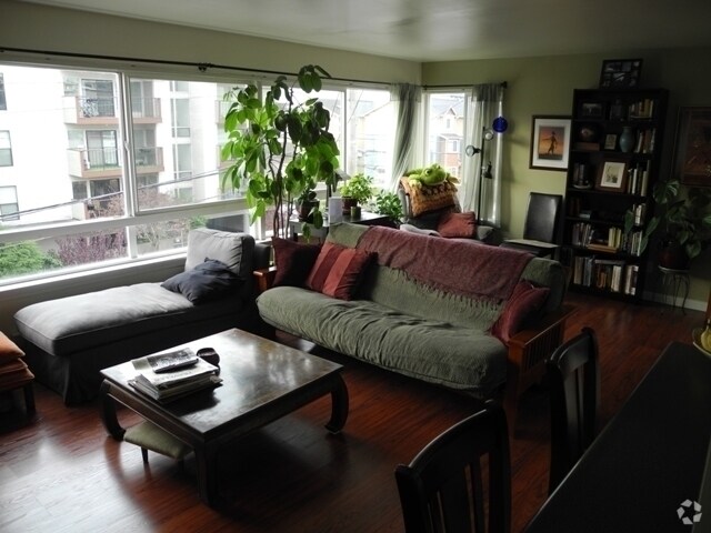 Building Photo - Spacious 2 bedroom with hardwood floors. W... Unit R-301 Rental