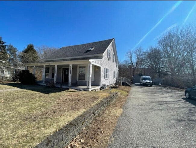 Amplio camino de acceso para estacionamiento/almacenamiento fuera de la vía pública - 647 N Main St Unidad 2 Upper