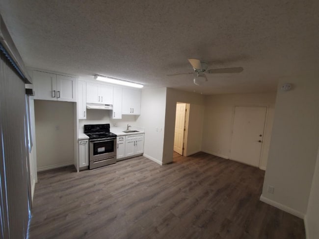 Photo - 13059 Oxnard St Unidad 106