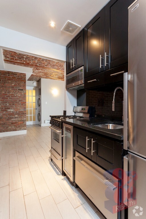 Building Photo - 336 E 18th St Rental