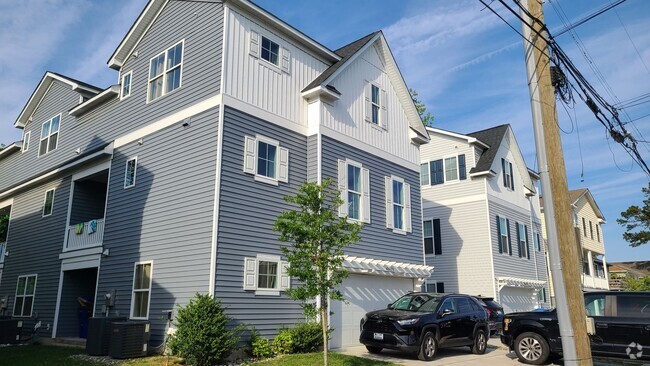 Building Photo - Like-New Two-Unit Condo in Sought-After Ch...