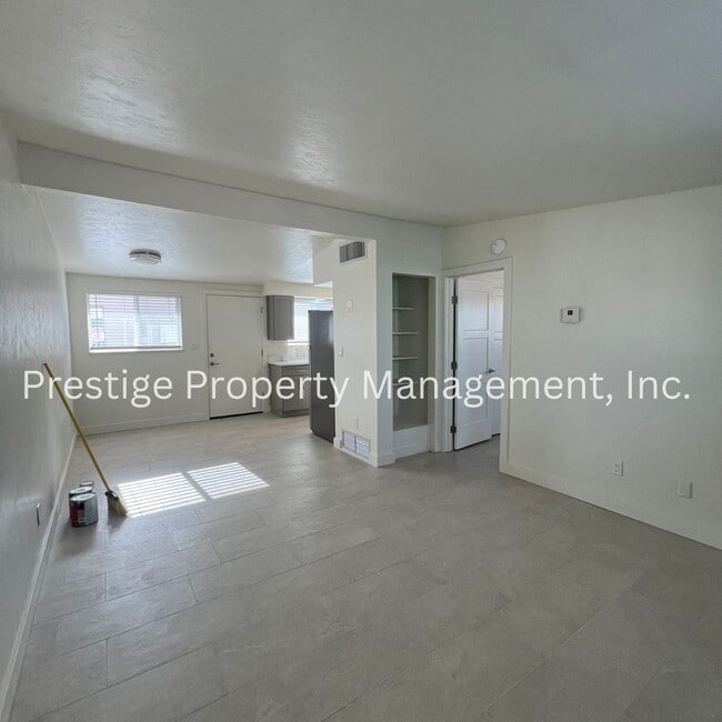 Photo - 1/1 Remodeled Triplex Across from the UofA!