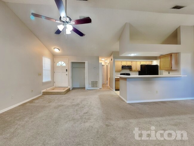 Photo - 8129 Mactavish Way W