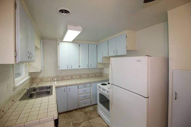 Photo - 2 Bed 1 Bath - Excellent Condition - Pet Friendly - Large Fenced Yard