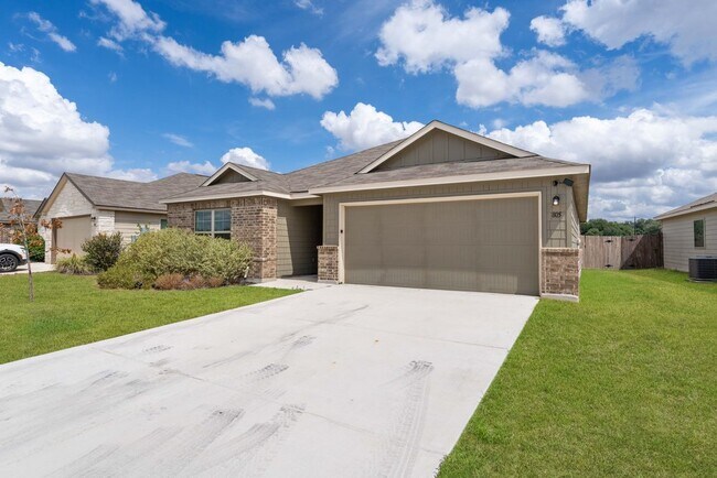Stylish 3-Bed Home with Island Kitchen, Private Patio & Fenced Yard in Seguin