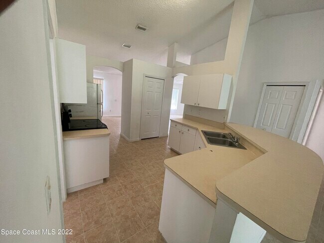 Photo - 1598 Degroodt Rd SW