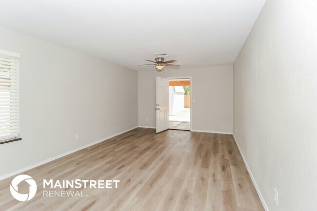 Photo - 555 N Elm
