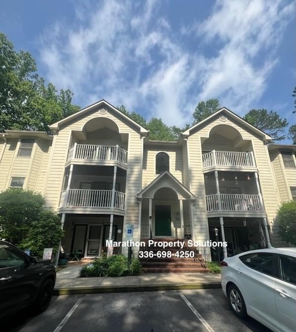 Building Photo - 5934 W Friendly Ave Unit M